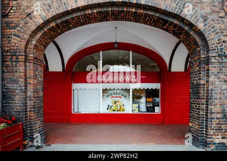 Nikiszowiec, Polen - 14. April 2020: Schaufenster eines Lebensmittelgeschäfts im Bergbaugebiet Kattowitz, Schlesien Stockfoto