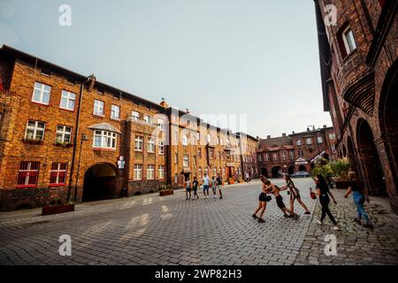 Nikiszowiec, Polen - 14. April 2020: Gruppe von Kindern kämpft auf dem Hof im Bergbaugebiet Kattowitz, Schlesien Stockfoto