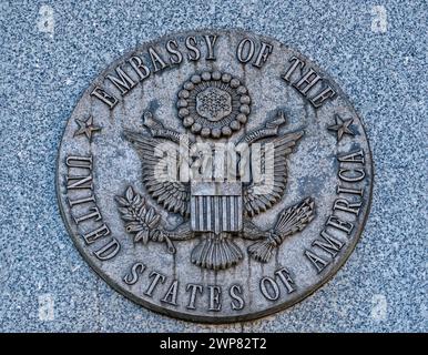 Die Steintafel der US-Botschaft in Warschau Stockfoto