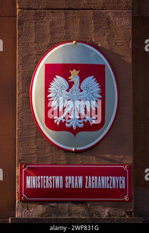 Farbenfrohes Foto der offiziellen Metalltafel mit dem Namen des Außenministeriums in Warschau, Polen Stockfoto