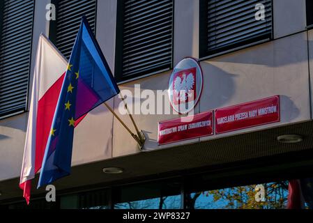 Farbenfrohes Foto der offiziellen Metalltafel mit dem Namen des Außenministeriums und den Flaggen Polens und der Europäischen union Stockfoto