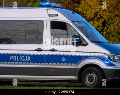 Polnisches Polizeiauto auf Patrouille in Warschau Stockfoto