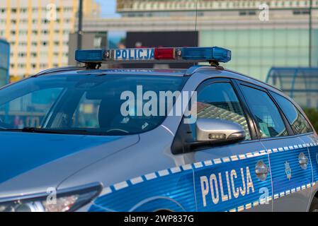 Polnisches Polizeiauto auf Patrouille in Warschau Stockfoto