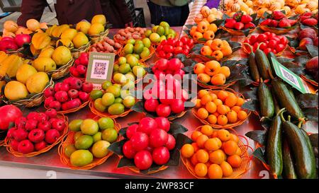 Die verschiedenen Obst- und Gemüsesorten in Körben auf einem lebhaften Markt, Shilin Stone Forest, China Stockfoto