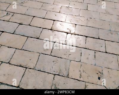 Marmorboden auf der Straße, Dubrovnik, Kroatien. Antike Mauerwerksteine rechteckige Blöcke. Metamorphes Gestein, bestehend aus Calcit CaCO3 gemischt mit anderem Stockfoto