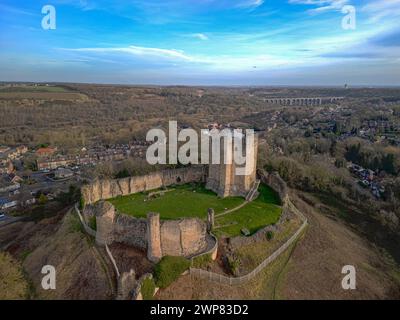 4K HDR Aerial Drone View mit den Ruinen von Conisbrough Castle, einer mittelalterlichen Burg aus dem 12. Jahrhundert in Conisbrough, Doncaster, South Yorkshire, England, Stockfoto