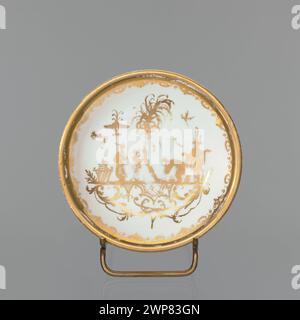 Untertasse mit Chinoiserie verziert, hergestellt von der Königlichen Porzellanfabrik Meißen, Augsburg, um 1715–1725. Stockfoto