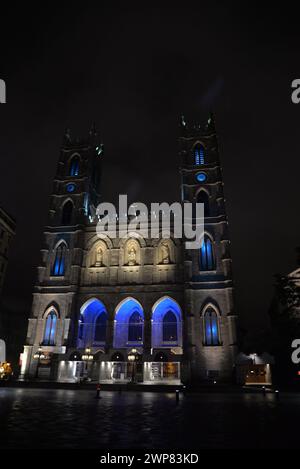 Ein malerischer nächtlicher Blick auf Montreals Notre Dame Basilika in Quebec, Kanada Stockfoto