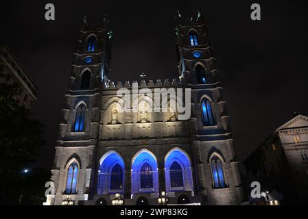 Ein malerischer nächtlicher Blick auf Montreals Notre Dame Basilika in Quebec, Kanada Stockfoto