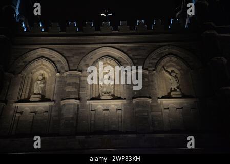 Ein malerischer nächtlicher Blick auf Montreals Notre Dame Basilika in Quebec, Kanada Stockfoto