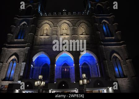 Ein malerischer nächtlicher Blick auf Montreals Notre Dame Basilika in Quebec, Kanada Stockfoto