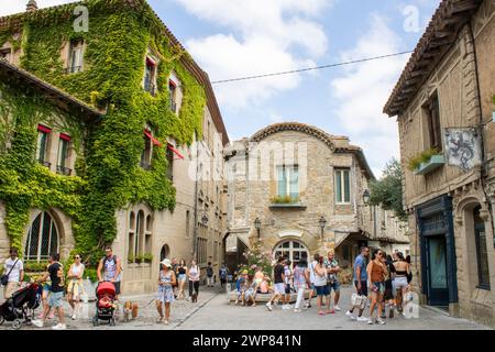 Carcassonne, Frankreich; 08 15 2023: Touristen schlendern durch die Straßen von Carcassone. Stockfoto