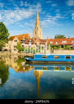 Eine schöne Aussicht auf die Themse in Abingdon, früh an einem Sommermorgen. Wir sind am Südufer des Flusses und blicken auf die angelsächsische Kirche St. Stockfoto