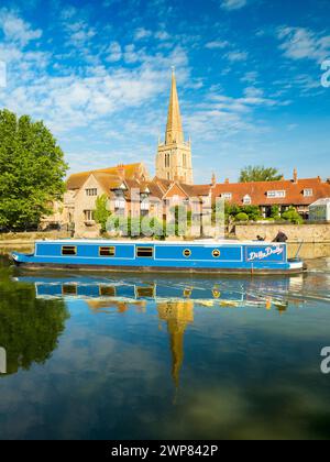 Eine schöne Aussicht auf die Themse in Abingdon, früh an einem Sommermorgen. Wir sind am Südufer des Flusses und blicken auf die angelsächsische Kirche St. Stockfoto