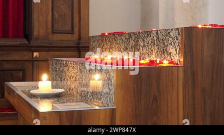 Memorial Day mit Kerze. Gedenkkerzen werden angezündet. Kerzenflammen brennen auf dem Friedhof. Brennende Kerzen in der katholischen Kirche in Dubrovnik Stockfoto