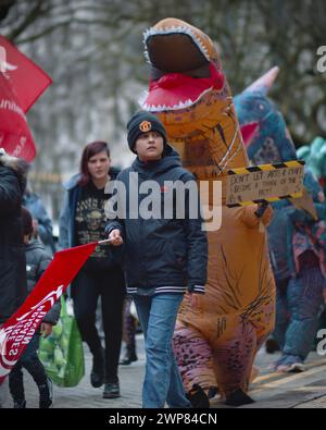 Birmingham, Großbritannien. März 2024. Der Bürgerrat von Birmingham protestierte gegen die Finanzkrise, Hunderte von Demonstranten versammelten sich am Victoria Square. Stockfoto