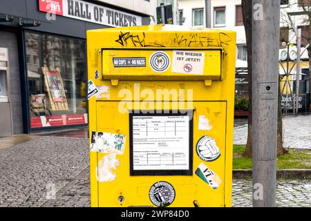 Deutsche Post Wirtschaft, Unternehmen, Post: Blick auf einen Briefkasten der Deutschen Post. Daran sind Aufkleber No Cops No Nazis, nie wieder ist jetzt und gegen die AFD zu sehen. Das Unternehmen stellt am heutigen Mittwoch den Geschäftsbericht für das Jahr 2023 vor. Mönchengladbach Nordrhein-Westfalen Deutschland *** Jahreszahlen Deutsche Post Wirtschaft, Unternehmen, Post Ansicht eines Briefkastens der Deutschen Post auf den Aufklebern stand No Cops No Nazis, nie wieder ist jetzt und gegen die AFD heute, Mittwoch, präsentiert das Unternehmen seinen Geschäftsbericht für 2023 Mönchengladbach Nordrhein-W Stockfoto