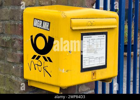 Deutsche Post Wirtschaft, Unternehmen, Post: Blick auf einen Briefkasten mit dem Logo der Deutschen Post. Das Unternehmen stellt am heutigen Mittwoch den Geschäftsbericht für das Jahr 2023 vor. Mönchengladbach Nordrhein-Westfalen Deutschland *** Jahreszahlen Deutsche Post Wirtschaft, Unternehmen, Post Ansicht eines Briefkastens mit dem Logo der Deutschen Post das Unternehmen legt heute, Mittwoch, seinen Geschäftsbericht 2023 vor Mönchengladbach Nordrhein-Westfalen Deutschland Copyright: XThomasxHaeslerx Stockfoto