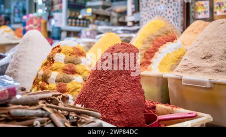 Die verschiedenen farbenfrohen Gewürze auf dem Markt werden ausgestellt Stockfoto