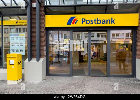 Deutsche Post Wirtschaft, Unternehmen, Post: Blick auf einen Briefkasten mit dem Logo der Deutschen Post an einer Filiale der Postbank. Das Unternehmen stellt am heutigen Mittwoch den Geschäftsbericht für das Jahr 2023 vor. Mönchengladbach Nordrhein-Westfalen Deutschland *** Jahreszahlen Deutsche Post Wirtschaft, Unternehmen, Post Ansicht eines Briefkastens mit dem Logo der Deutschen Post in einer Postbank das Unternehmen legt heute, Mittwoch, seinen Geschäftsbericht 2023 vor Mönchengladbach Nordrhein-Westfalen Deutschland Copyright: XThomasxHaeslerx Stockfoto