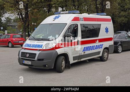 Belgrad, Serbien - 08. Oktober 2015: Ambulanzfahrzeug Van Ems Service Fiat Ducato in der Capital City Street. Stockfoto