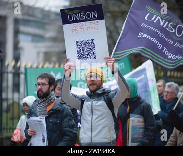 Birmingham, Großbritannien. März 2024. Der Bürgerrat von Birmingham protestierte gegen die Finanzkrise, Hunderte von Demonstranten versammelten sich am Victoria Square. Stockfoto