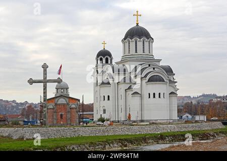 Valjevo, Serbien – 16. November 2015: Auferstehung des Herrn in der serbisch-orthodoxen Kirche am Fluss Kolubara. Stockfoto