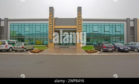 Novi Sad, Serbien - 24. November 2015: Univerexport Company Building Modernes Bürogebäude Eingang Mit Säulen Stockfoto