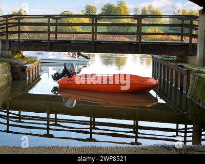 Das 1921 gegründete Radley Boathouse befindet sich an einem wunderschönen Teil der Themse in Oxfordshire und dient dem Radley College und der lokalen Ruderwelt Stockfoto