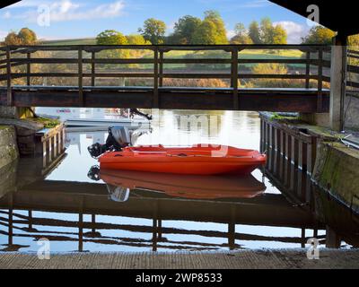 Das 1921 gegründete Radley Boathouse befindet sich an einem wunderschönen Teil der Themse in Oxfordshire und dient dem Radley College und der lokalen Ruderwelt Stockfoto