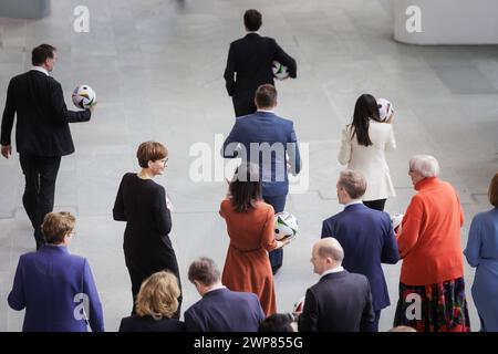 Die Kabinettsmitglieder aufgenommen im Rahmen eines Gruppenfotos im Rahmen der EURO24, 100 Tage vor dem Auftaktspiel der Heim-EM. Berlin, 07.03.2024. Fotografiert im Auftrag des Auswaertigen Amtes. Berlin Deutschland *** die Kabinettsmitglieder fotografiert als Teil eines Gruppenfotos während der EURO24, 100 Tage vor dem Eröffnungsspiel der Heimeuropameisterschaft Berlin, 07 03 2024 fotografiert im Auftrag des Auswärtigen Amtes Berlin Deutschland Copyright: xKiraxHofmannxAAxphotothek.dex Stockfoto