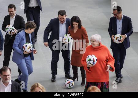 Die Kabinettsmitglieder aufgenommen im Rahmen eines Gruppenfotos im Rahmen der EURO24, 100 Tage vor dem Auftaktspiel der Heim-EM. Berlin, 07.03.2024. Fotografiert im Auftrag des Auswaertigen Amtes. Berlin Deutschland *** die Kabinettsmitglieder fotografiert als Teil eines Gruppenfotos während der EURO24, 100 Tage vor dem Eröffnungsspiel der Heimeuropameisterschaft Berlin, 07 03 2024 fotografiert im Auftrag des Auswärtigen Amtes Berlin Deutschland Copyright: xKiraxHofmannxAAxphotothek.dex Stockfoto