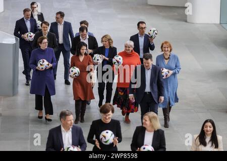 Die Kabinettsmitglieder aufgenommen im Rahmen eines Gruppenfotos im Rahmen der EURO24, 100 Tage vor dem Auftaktspiel der Heim-EM. Berlin, 07.03.2024. Fotografiert im Auftrag des Auswaertigen Amtes. Berlin Deutschland *** die Kabinettsmitglieder fotografiert als Teil eines Gruppenfotos während der EURO24, 100 Tage vor dem Eröffnungsspiel der Heimeuropameisterschaft Berlin, 07 03 2024 fotografiert im Auftrag des Auswärtigen Amtes Berlin Deutschland Copyright: xKiraxHofmannxAAxphotothek.dex Stockfoto