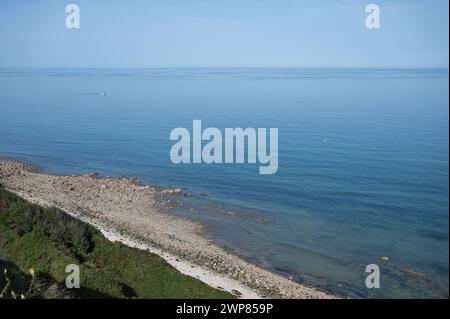 Landschaft mit wunderschönem Blick auf das Meer und die Klippe von Longues Sur Mer in der Normandie Stockfoto