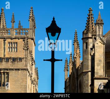 Radcliffe Square liegt im Herzen des historischen Oxford. Auf der rechten Seite sehen wir einen Teil der weltberühmten Bodleian Library. Es geht - teilweise - auf Th zurück Stockfoto