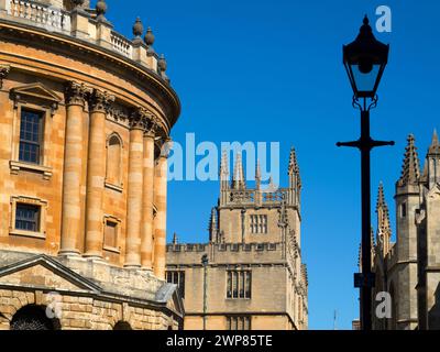 Radcliffe Square liegt im Herzen des historischen Oxford. Das markanteste Gebäude ist die runde Radcliffe Camera, die von James Gibbs entworfen wurde Stockfoto