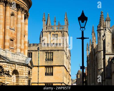 Radcliffe Square liegt im Herzen des historischen Oxford. Das markanteste Gebäude ist die runde Radcliffe Camera, die von James Gibbs entworfen wurde Stockfoto