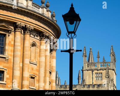 Radcliffe Square liegt im Herzen des historischen Oxford. Das markanteste Gebäude ist die runde Radcliffe Camera, die von James Gibbs entworfen wurde Stockfoto