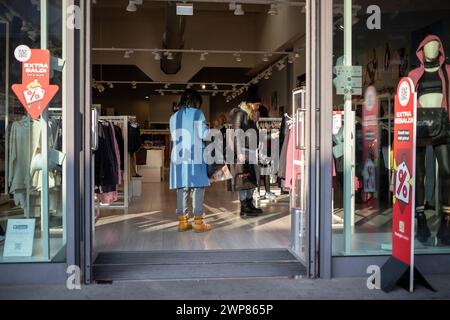 Novara, Italien, 16. Januar 2024: Kunden, die in einem der Geschäfte im Einkaufszentrum „Vicolungo the Style Outlets“ einkaufen Stockfoto