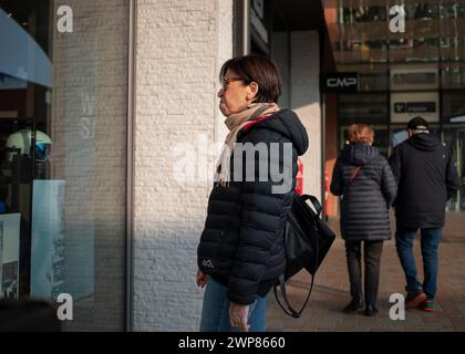 Novara, Italien, 16. Januar 2024: Eine Dame untersucht ein Schaufenster im Einkaufszentrum „Vicolungo the Style Outlets“ Stockfoto