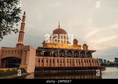 Der atemberaubende Blick auf die Putra Moschee, Putrajaya, Malaysia. Stockfoto