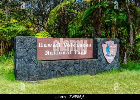 Das Schild für den Hawaii Volcanoes National Park vor einer lebhaften grünen Wiese. Stockfoto