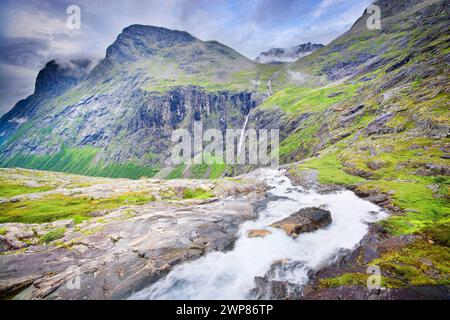 Wasserfall und Berge in der Nähe des Aussichtspunkts über die Trollstigen Road, Norwegen Stockfoto