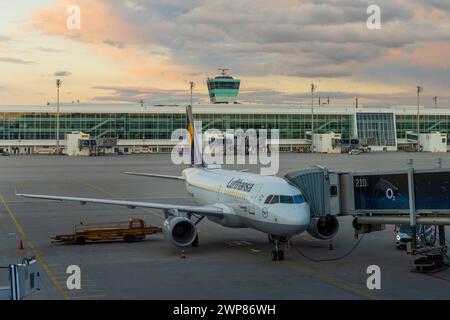 Lufthansa airbus A319-100 Flugzeug parkt am Flughafen München Lufthansa airbus A319-100 Aalen angedockt am Flughafen München Deutschland *** Lufth Stockfoto