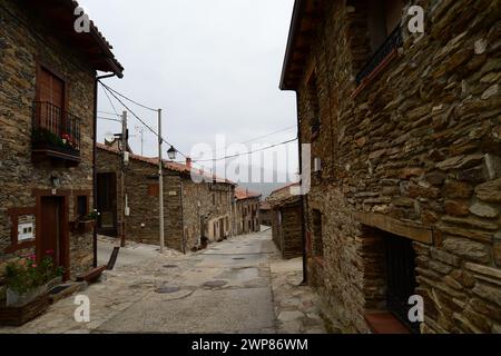 Alte Steinhäuser säumen die Straße in La Hiruela, einem kleinen Bergdorf in Spanien Stockfoto