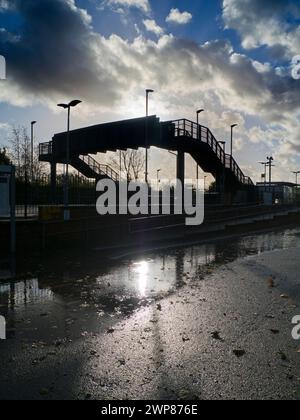 Selbst das alltägliche kann durch Schönheit zur richtigen Zeit und am richtigen Ort verwandelt werden. Hier sehen wir die Brücke über die Gleise bei einer verlassenen Radley Village Railway Stockfoto