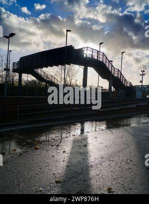 Selbst das alltägliche kann durch Schönheit zur richtigen Zeit und am richtigen Ort verwandelt werden. Hier sehen wir die Brücke über die Gleise bei einer verlassenen Radley Village Railway Stockfoto