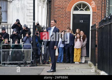 Der Finanzminister Jeremy Hunt vor der Downing Street 11, London, mit seiner Kabinettskiste, bevor er sein Budget in den Houses of Parliament abgab. Bilddatum: Mittwoch, 6. März 2024. Stockfoto