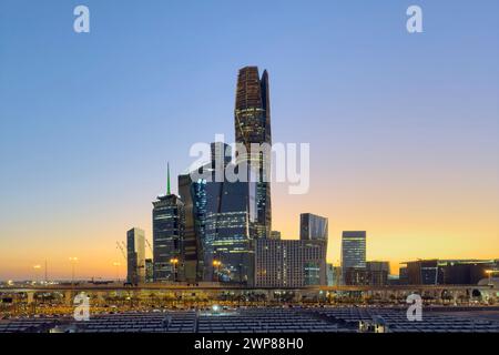 Wunderschöne Skyline von New Riad nach Sonnenuntergang. Riad City Türme in Saudi-Arabien Stockfoto