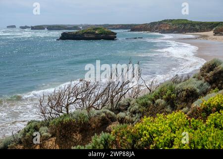 Bay of Martyrs mit Blick auf die Bay of Islands, Great Ocean Road, Port Campbell National Park, Victoria, Australien Stockfoto